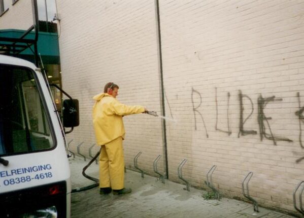 Wij verwijderen al jaren graffiti. Hier zijn we in gespecialiseerd.