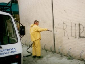 Heb jij last van graffiti op jouw gevels? Dan ben je bij ons aan het juiste adres. Wij verwijderen deze op een professionele manier door met hoge druk de gevel schoon te spuiten.
