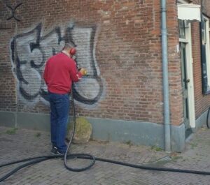 Graffiti verwijderen
Heb jij last van graffiti op jouw gevels? Dan ben je bij ons aan het juiste adres. Wij verwijderen deze op een professionele manier door met hoge druk de gevel schoon te spuiten